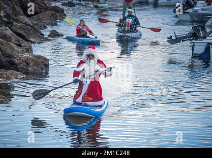 Santa Barbara, Kalifornien, USA. 12.. November 2022. Der Weihnachtsmann und seine Helfer paddeln am Nachmittag und Abend durch den Hafen von Santa Barbara, einschließlich der jährlichen Lichterparade 36.. (Kreditbild: © PJ Heller/ZUMA Press Wire) Stockfoto