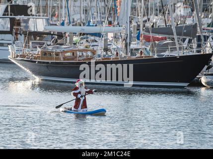 Santa Barbara, Kalifornien, USA. 12.. November 2022. Der Weihnachtsmann und seine Helfer paddeln am Nachmittag und Abend durch den Hafen von Santa Barbara, einschließlich der jährlichen Lichterparade 36.. (Kreditbild: © PJ Heller/ZUMA Press Wire) Stockfoto