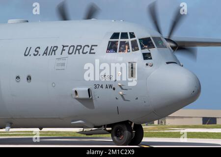 USA Air Force C-130J Super Hercules Aircrews mit dem 36. Expeditionary Airlift Squadron salutieren Mitstreiter der Luftwaffenbasis Andersen, Guam, 10. Dezember 2022, während einer multinationalen Elefantenwanderung im Rahmen der Operation Christmas Drop 2022. Sieben C-130-Flugzeuge aus den USA Air Force, Royal Australian Air Force, Japan Air Self-Defense Force, Republic of Korea Air Force und Royal New Zealand Air Force nahmen am Elefantenspaziergang Teil, um den Abschluss der Operation Christmas Drop zu markieren, einer humanitären Hilfsmaßnahme zur Unterstützung entlegener Inselgemeinden in den Föderierten Staaten von Micron Stockfoto