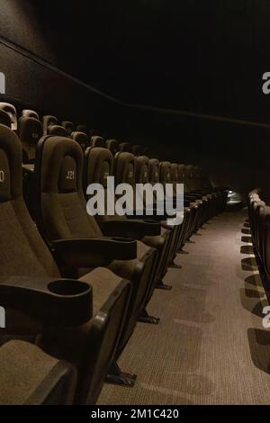 Auditorium mit leeren Sitzplätzen im Kinostil, Konferenz in Kürze beginnt, mexiko Stockfoto