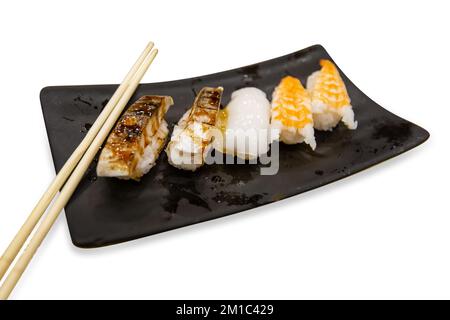 Sushi-Set aus saba und Garnelengrill mit Schiebeteller auf isoliertem weißem Boden. Stockfoto