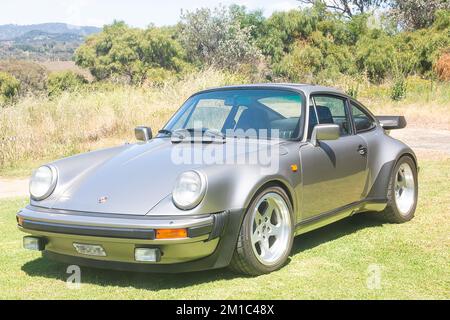 1981 Porsche 930 Sport-Coupé in australischem Busch. Stockfoto