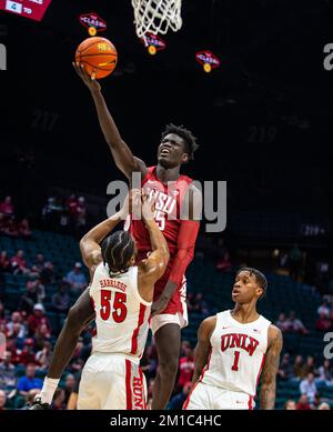 Dezember 10 2022 Las Vegas, NV, USA Washington State Forward Mouhamed Gueye (35) geht beim NCAA The Clash Männer Basketball Turnier zwischen UNLV Runnin Rebels und den Washington State Cougars auf den Basketball. UNLV besiegte Washington State 74-70 auf der MGM Grand Garden Arena Las Vegas, NV. Thurman James/CSM Stockfoto