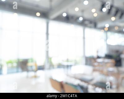 Abstrakter, verschwommener, moderner Arbeitsplatzhintergrund, weißes Innenbüro oder Arbeitsbereich mit Fenster und Licht mit Kopierbereich. Unscharfe Rückgrat Stockfoto