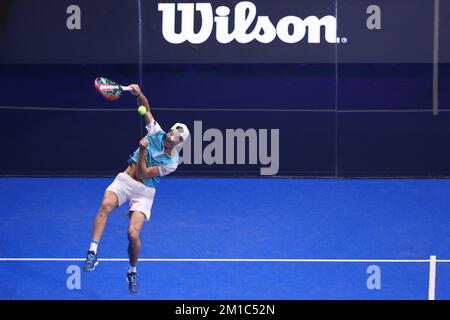 Mailand, Italien. 10.. Dezember 2022. Italien, Mailand, dez. 10 2022: Juan Lebron (esp) trifft während A. Galan-J. LeBron gegen F. Belasteguin-A. Coello, SF Milano Premier Padel P1 bei Allianz Cloud (Foto: Fabrizio Andrea Bertani/Pacific Press) Kredit: Pacific Press Media Production Corp./Alamy Live News Stockfoto