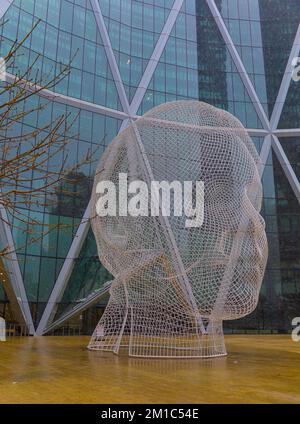 Calgary, Alberta/Kanada - Dezember 27 2022: Wonderland Sculpture von Jaume Plensa unter dem Schnee Stockfoto