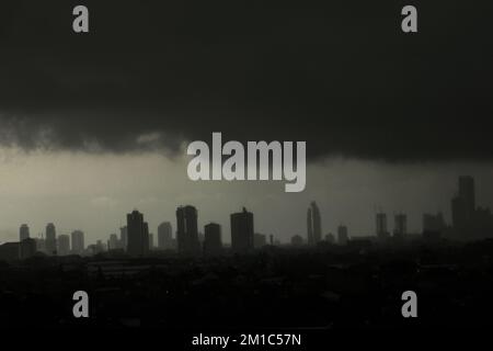 Jakarta, Indonesien. Regenwolken über dem zentralen Teil von Jakarta sind vom westlichen Teil der indonesischen Hauptstadt aus zu sehen. Stockfoto