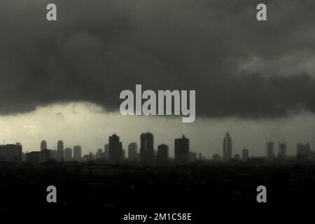 Jakarta, Indonesien. Regenwolken über dem zentralen Teil von Jakarta sind vom westlichen Teil der indonesischen Hauptstadt aus zu sehen. Stockfoto