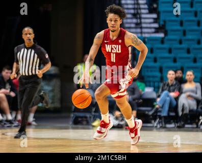 Dezember 10 2022 Las Vegas, NV, USA Washington State Forward DJ Rodman (11) bringt den Ball auf den Platz während des NCAA the Clash Männer Basketball Tournament Spiels zwischen UNLV Runnin Rebels und den Washington State Cougars. UNLV besiegte Washington State 74-70 auf der MGM Grand Garden Arena Las Vegas, NV. Thurman James/CSM Stockfoto