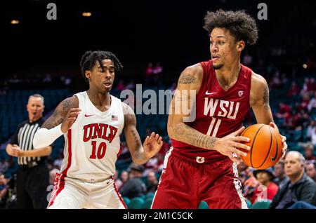 Dezember 10 2022 Las Vegas, NV, USA Washington State Forward DJ Rodman (11) versucht, den Ball beim NCAA The Clash Männer Basketball Turnier zwischen UNLV Runnin Rebels und den Washington State Cougars zu übergeben. UNLV besiegte Washington State 74-70 auf der MGM Grand Garden Arena Las Vegas, NV. Thurman James/CSM Stockfoto
