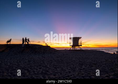 Die Leute beobachten einen wunderschönen Sonnenuntergang in Kalifornien. Stockfoto