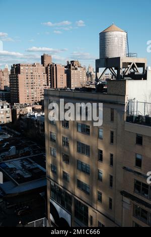 Wassertanks auf dem Dach eines Wohngebäudes in manhattan New york Stockfoto