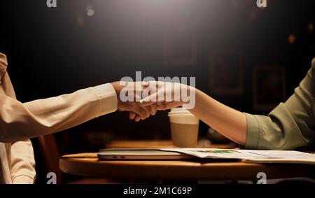 Zwei Geschäftsfrauen, die sich die Hand schütteln, als Zeichen erfolgreicher Verhandlungen. Stockfoto