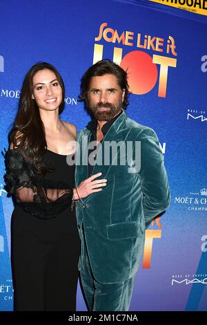 John Stamos und seine Frau Caitlin McHugh nehmen am 11. Dezember 2022 an der „Some Like it Hot“ Broadway-Eröffnung im Shubert Theatre in New York, New York, USA Teil. Robin Platzer/Twin Images/Credit: SIPA USA/Alamy Live News Stockfoto