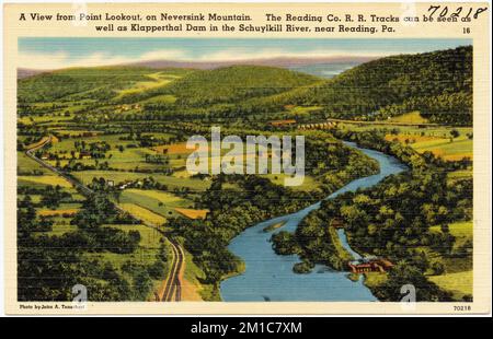 Blick vom Aussichtspunkt auf den Neversink Mountain. Die Reading Co R. R. Tracks sind ebenso zu sehen wie Klapperthal Dam im Schuylkill River, nahe Reading, Pa , Valleys, Tichnor Brothers Collection, Postkarten der Vereinigten Staaten Stockfoto