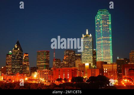 Die Bürogebäude der Dallas Texas Skyline leuchten vor dem Himmel der Dämmerung Stockfoto