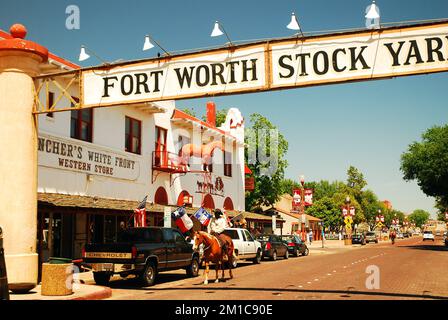 Ein Cowboy und Sheriff patrouillieren die Forth Worth Stock Yards in Texas Stockfoto