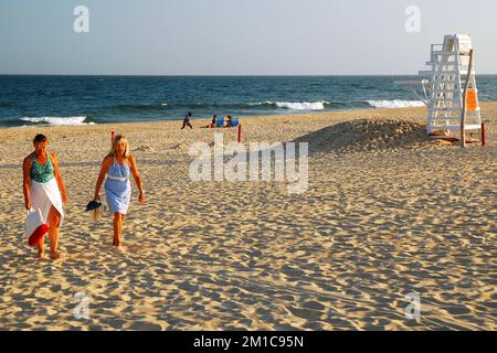 An einem späten Sommernachmittag verlassen zwei Erwachsene Frauenfreunde den Strand in East Hampton, Long Island, New York Stockfoto
