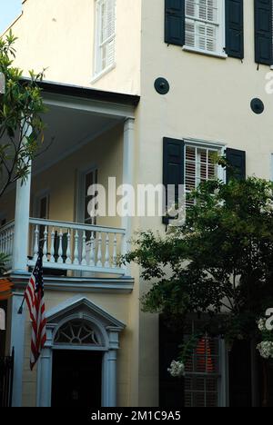 Die Flagge A hängt an der Haustür eines historischen Hauses in Charleston, South Carolina Stockfoto