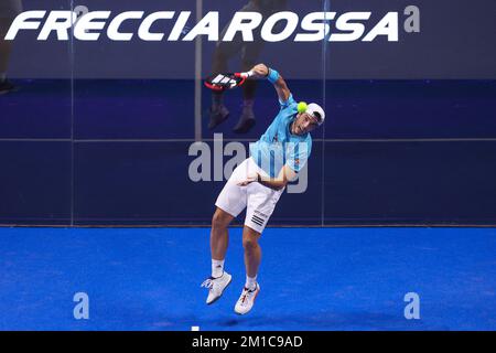 Mailand, Italien. 10.. Dezember 2022. Italien, Mailand, dez. 10 2022: Alejandro Galan (esp) smash during A. Galan-J. LeBron gegen F. Belasteguin-A. Coello, SF Milano Premier Padel P1 bei Allianz Cloud (Kreditbild: © Fabrizio Andrea Bertani/Pacific Press via ZUMA Press Wire) Stockfoto