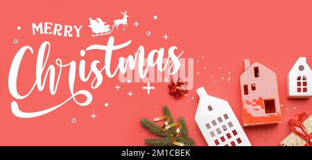 Wunderschöne Weihnachtsgrußkarte mit hausförmigen Kerzenhaltern auf rotem Hintergrund Stockfoto