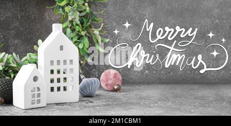 Wunderschöne Weihnachtsgrußkarte mit hausförmigen Kerzenhaltern auf Grunge-Hintergrund Stockfoto