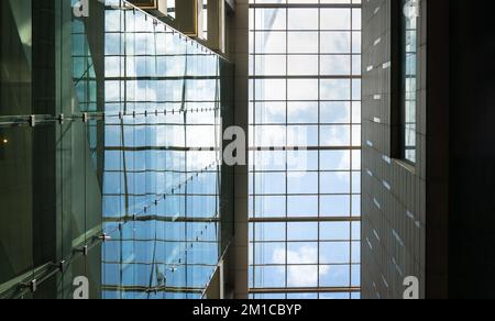 Modernes Bürogebäude, niedrige Aufnahme mit Blick auf den Himmel. Stockfoto