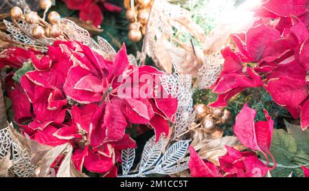 Weihnachtsdekoration mit roten Blumen. Farbenfroh und festlich. Stockfoto