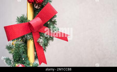 Weihnachtsdekoration mit einem großen roten Band. Speicherplatz kopieren. Stockfoto