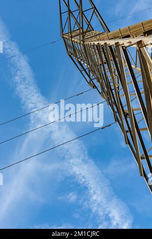 Stromübertragungstürme oder Pylonen mit bewölktem Himmel im Hintergrund Stockfoto
