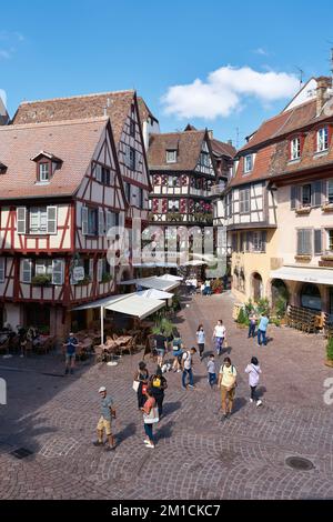 Touristen aus der ganzen Welt in der malerischen mittelalterlichen Altstadt von Colmar in Frankreich Stockfoto