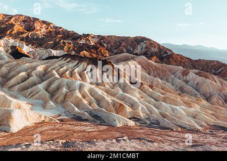 Die Sonne geht über Zabriskie Point im Death Valley auf Stockfoto