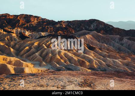 Die Sonne geht über Zabriskie Point im Death Valley auf Stockfoto