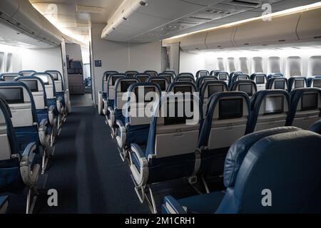 Sitzplätze in der Economy Class an Bord einer Delta Air Lines Boeing 747-400 Stockfoto