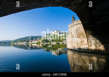 Das Schloss „Festung Marienberg“ befindet sich auf einem Hügel über der Stadt, von der „Alten Mainbrücke“ aus gesehen, über den Main. Stockfoto