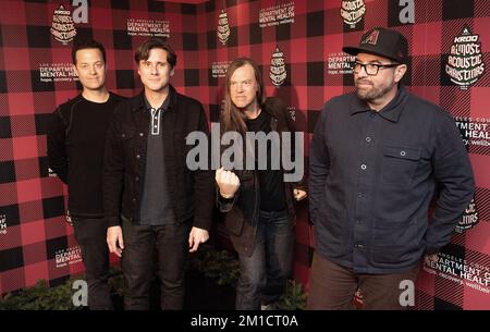 Inglewood, USA. 10.. Dezember 2022. Jimmy Eat World – Tom Linton, Jim Adkins, Rick Burch und Zach Lind nehmen am 10. Dezember 2022 auf dem Kia Forum in Inglewood, Kalifornien, an Audacy's „KROQ Fast Acoustic Christmas“ Teil. Foto: Casey Flanigan/imageSPACE Credit: Imagespace/Alamy Live News Stockfoto