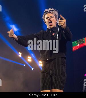 Inglewood, USA. 10.. Dezember 2022. YUNGBLUD tritt am 10. Dezember 2022 im kalifornischen Inglewood auf der Bühne während Audacy's „KROQ Acoustic Christmas“ auf dem Kia Forum auf. Foto: Casey Flanigan/imageSPACE Credit: Imagespace/Alamy Live News Stockfoto