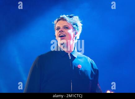 Inglewood, USA. 10.. Dezember 2022. YUNGBLUD tritt am 10. Dezember 2022 im kalifornischen Inglewood auf der Bühne während Audacy's „KROQ Acoustic Christmas“ auf dem Kia Forum auf. Foto: Casey Flanigan/imageSPACE Credit: Imagespace/Alamy Live News Stockfoto