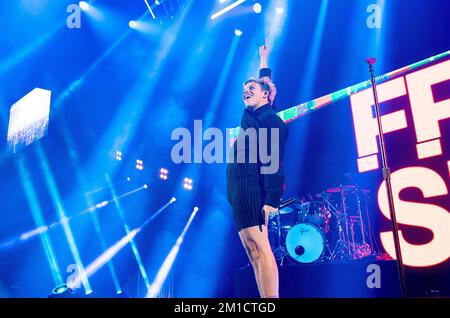 Inglewood, USA. 10.. Dezember 2022. YUNGBLUD tritt am 10. Dezember 2022 im kalifornischen Inglewood auf der Bühne während Audacy's „KROQ Acoustic Christmas“ auf dem Kia Forum auf. Foto: Casey Flanigan/imageSPACE Credit: Imagespace/Alamy Live News Stockfoto