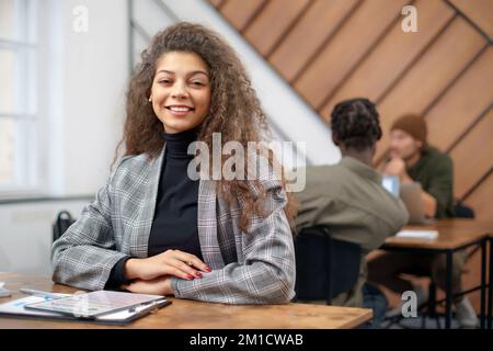 Junge Geschäftsfrau, die in einem Co-working Center arbeitet. Stockfoto