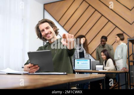 Lächelnder junger Unternehmer, der auf dich zeigt. Nahaufnahme. Stockfoto