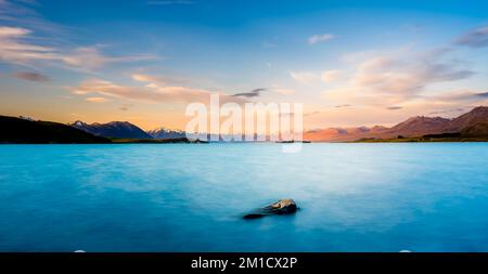 Wunderschöner Pukaki-See unter blauem Himmel Stockfoto