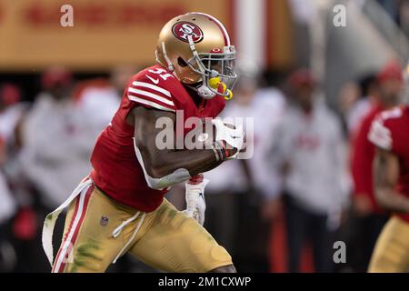 Dezember 2022; Santa Clara, Kalifornien, USA; San Francisco 49ers Safety Tashaun Gipson Sr. (31) läuft mit dem Fußball, nachdem er ihn während der Th abgefangen hat Stockfoto