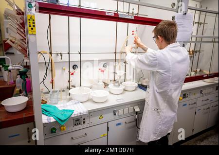 Berlin, Deutschland. 09.. November 2022. Jan-Ole Rost, Chemielabor-Auszubildender, arbeitet an einer Lösung im Chemielabor auf dem Campus von Lankwitz. (Dpa-KORR arbeitet dort, wo andere studieren: Ausbildung an der Universität) Kredit: Fabian Sommer/dpa/Alamy Live News Stockfoto