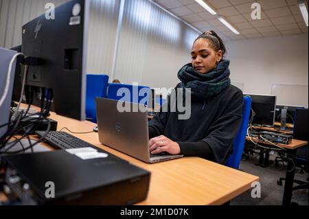 Berlin, Deutschland. 09.. November 2022. Nikita Burikukiye, IT-Trainee, arbeitet auf dem Campus von Lankwitz an einem Laptop. (Dpa-KORR arbeitet dort, wo andere studieren: Ausbildung an der Universität) Kredit: Fabian Sommer/dpa/Alamy Live News Stockfoto