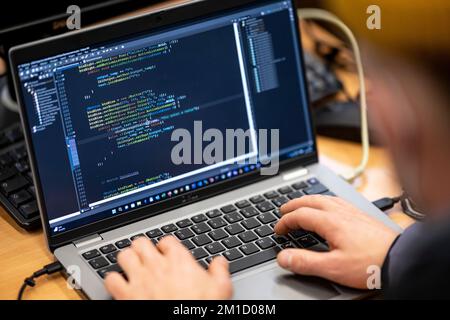 Berlin, Deutschland. 09.. November 2022. Ein IT-Trainee arbeitet auf dem Campus von Lankwitz mit einem Laptop. (Dpa-KORR arbeitet dort, wo andere studieren: Ausbildung an der Universität) Kredit: Fabian Sommer/dpa/Alamy Live News Stockfoto