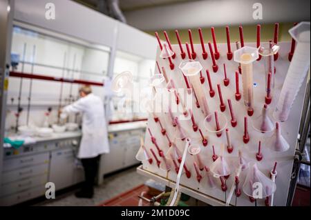 Berlin, Deutschland. 09.. November 2022. Verschiedene Behälter hängen im Chemielabor auf dem Campus von Lankwitz. Kredit: Fabian Sommer/dpa/Alamy Live News Stockfoto