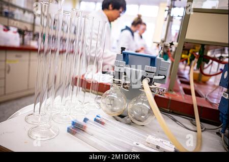 Berlin, Deutschland. 09.. November 2022. Praktikanten für Chemielabore stehen im Chemielabor auf dem Campus von Lankwitz. Kredit: Fabian Sommer/dpa/Alamy Live News Stockfoto