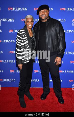 New York, USA. 11.. Dezember 2022. (L-R) Singer Dionne Warwick und Damon Elliott nehmen am 11. Dezember 2022 an der jährlichen CNN Heroes: An All-Star Tribute 16. Teil, die im American Museum of Natural History, New York, NY, stattfindet. (Foto: Anthony Behar/Sipa USA) Guthaben: SIPA USA/Alamy Live News Stockfoto