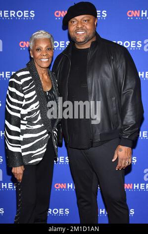 New York, USA. 11.. Dezember 2022. (L-R) Singer Dionne Warwick und Damon Elliott nehmen am 11. Dezember 2022 an der jährlichen CNN Heroes: An All-Star Tribute 16. Teil, die im American Museum of Natural History, New York, NY, stattfindet. (Foto: Anthony Behar/Sipa USA) Guthaben: SIPA USA/Alamy Live News Stockfoto